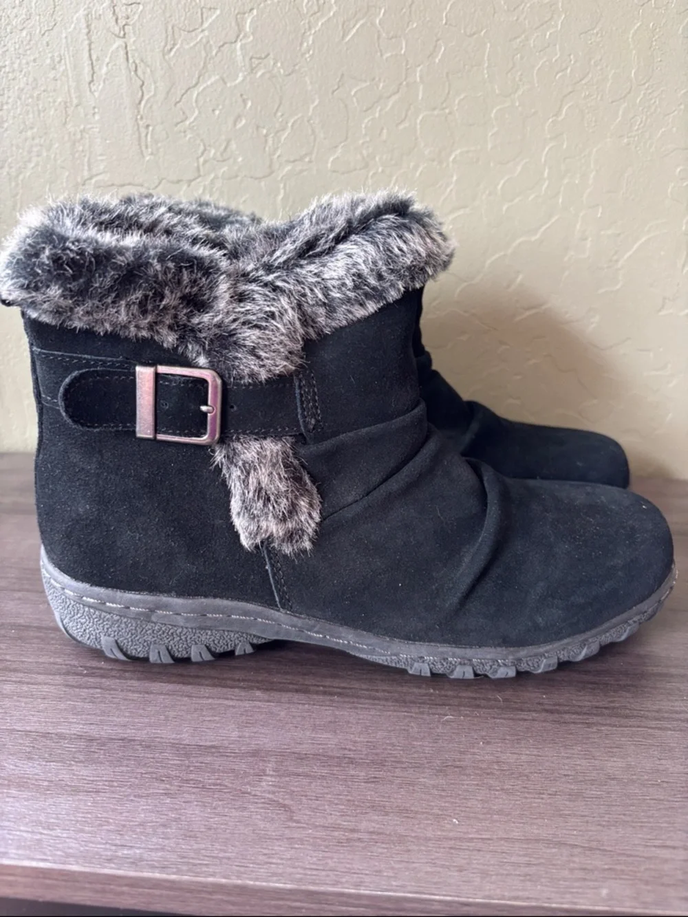 Khombu Lindsey Black Suede Rubber Sole Winter Faux Fur Boots Size‎ 8 NWOT